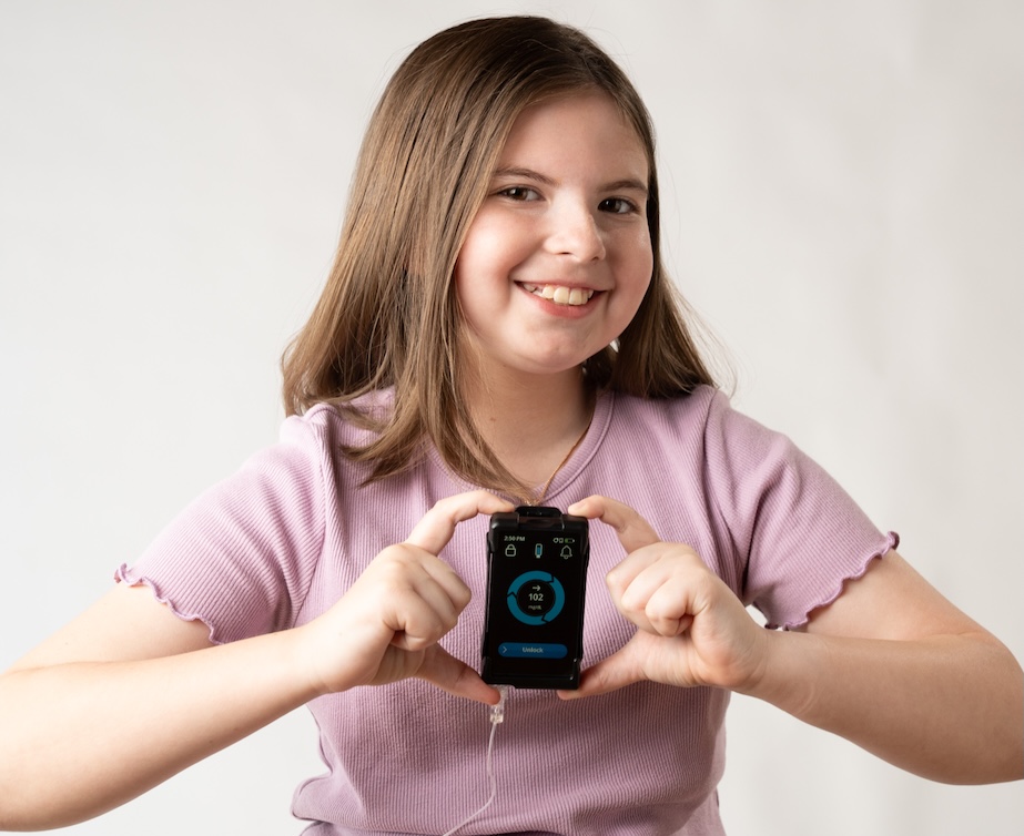 child_heart_iLet-923-x-700 girl-on-greybackground-with-bw-ilet-and-dexcom